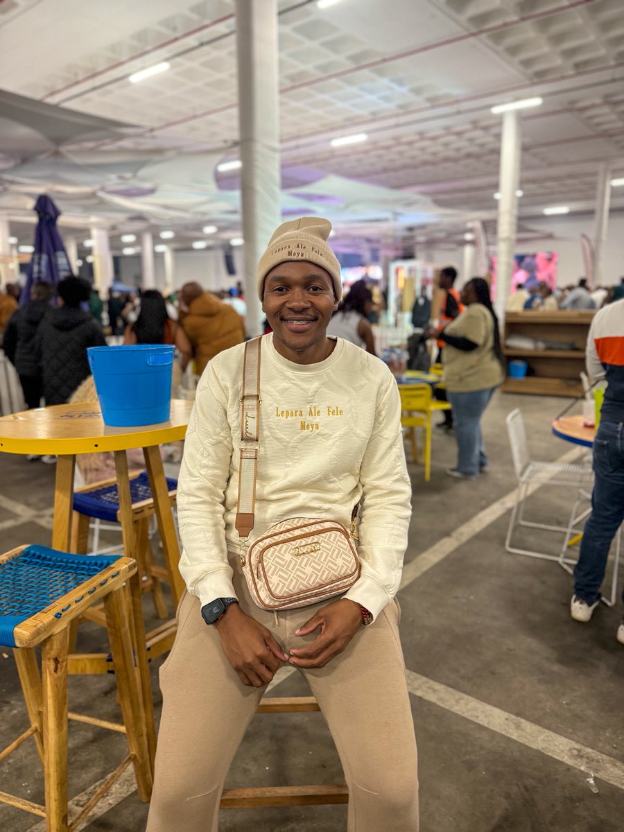 Willy (@wizly_wii) on Twitter photo Hold her bag! Hold her bag!