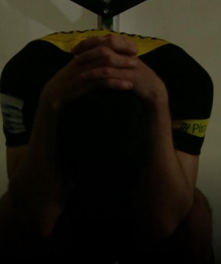 Ο μόνος που παίζει 

Ο μόνος που νιώθει 

Κουράγιο αρχηγέ. 

#aekfc