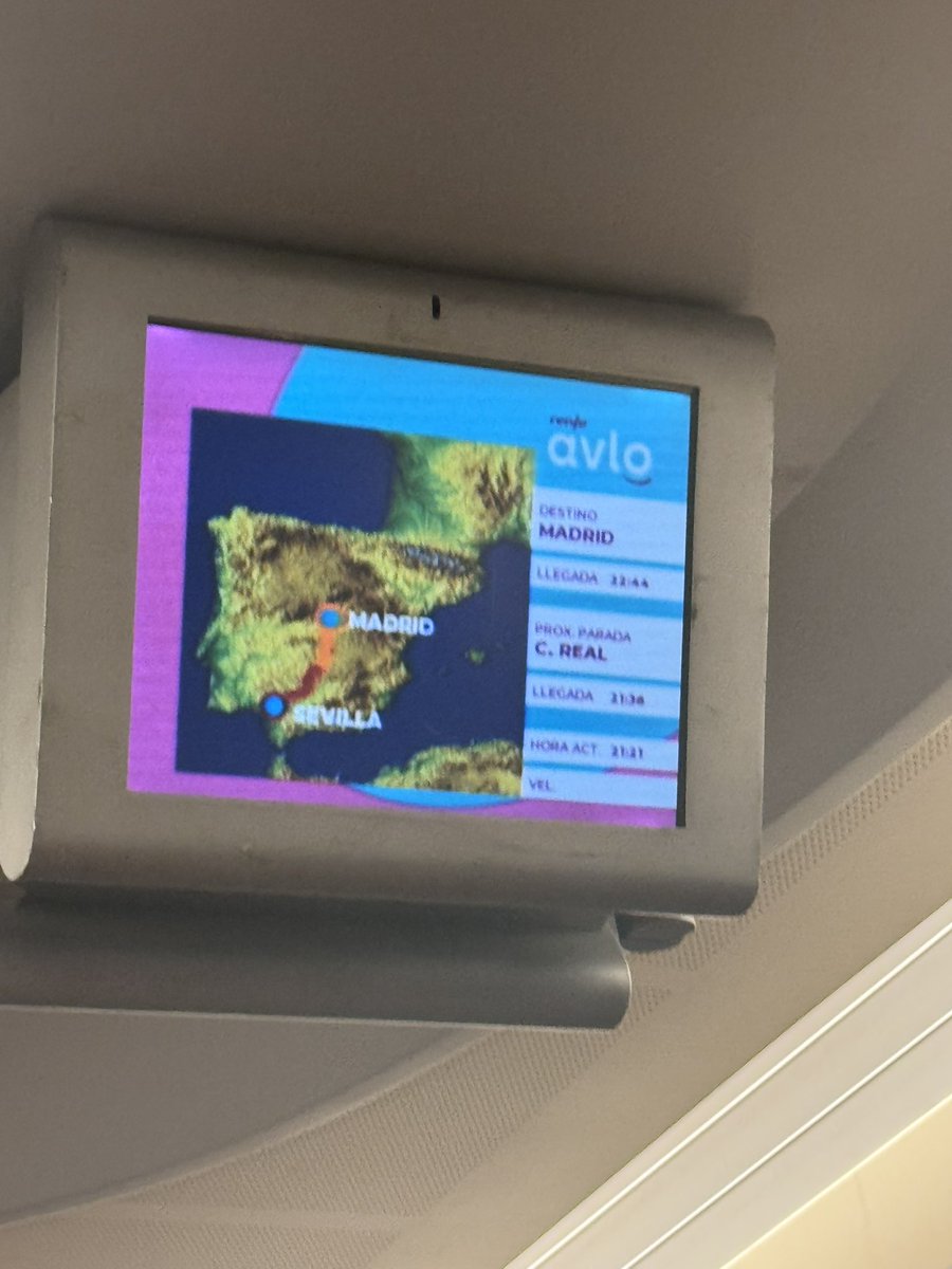 Más de 1 hora parados por un robo de cable en la línea ferroviaria , es inadmisible en un país de primera, el lunes la luz hoy esto ??? Que está pasando a 🇪🇸 por favor <a href="/Renfe/">Renfe</a> vivimos en un país bananero del tercer mundo <a href="/oscar_puente_/">Óscar Puente</a> la seguridad donde queda ? Qué vergüenza dios