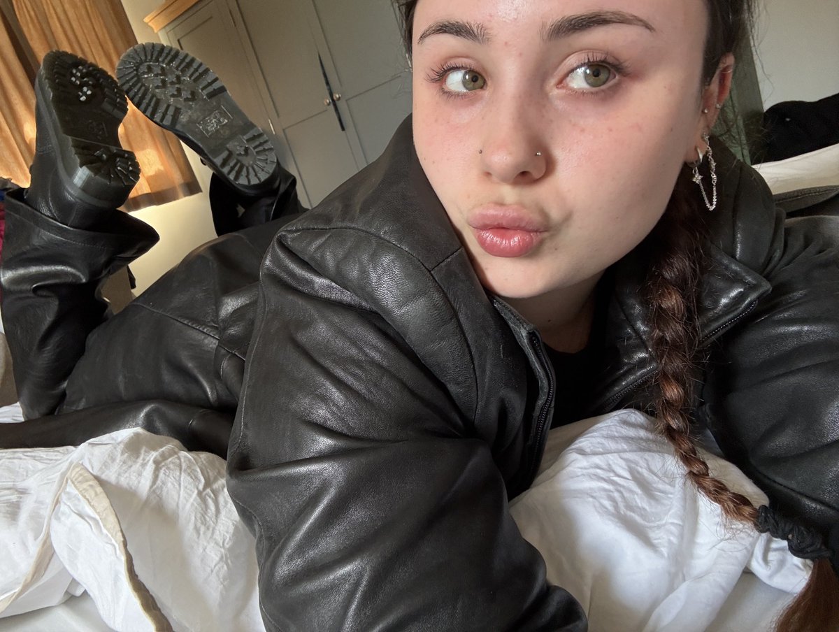 PunisherPoppy's tweet image. £850 day sigh so close to 1k !!! 

Do better next time boys. 

Cheeky no makeup leather pic for you to enjoy.