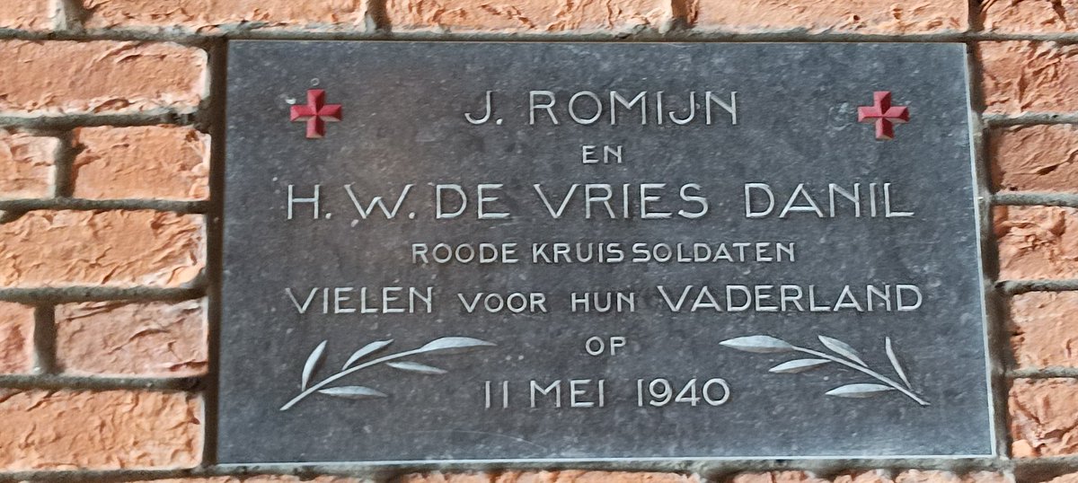 Menigeen moet sinds 1941 deze gedenksteen bij de ingang van het Raadhuis van Leidschendam zijn gepasseerd. Als Rode Kruis soldaat op 11 mei 1940 bij de Duitse inval gedood. Vanaf 1923 werkzaam bij zaagmolen De Salamander.
