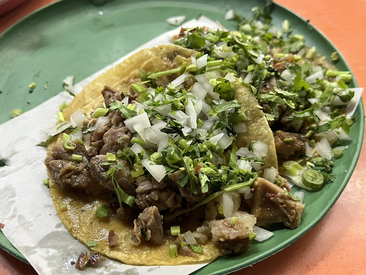 🇲🇽 For our final bites in Mexico City we headed down to Narvarte (best taco neighborhood) to eat a couple CDMX specialties: al pastor + suadero. The former from El Vilsito, the latter from Tacos Tony. At less than a 1 min walk from each other they make for a powerful 1-2 punch 🇲🇽