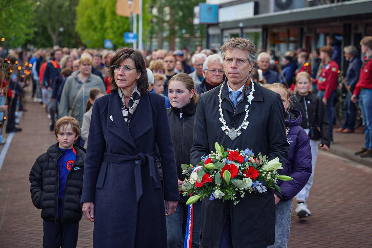 Jaarlijkse Dodenherdenking met stille tocht en kransleggingen in Leek (Video) infoleek.nl/100007/2025/05… #InfoLeek