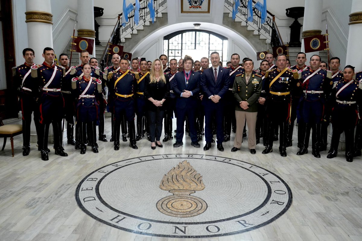 OPRArgentina's tweet image. El Presidente Javier Milei recibió la "Orden Ecuestre Militar de los Caballeros Granaderos de los Andes" de parte del Regimiento de Granaderos a Caballo Gral. San Martín, quienes lo incorporaron al cuerpo de manera honorífica.