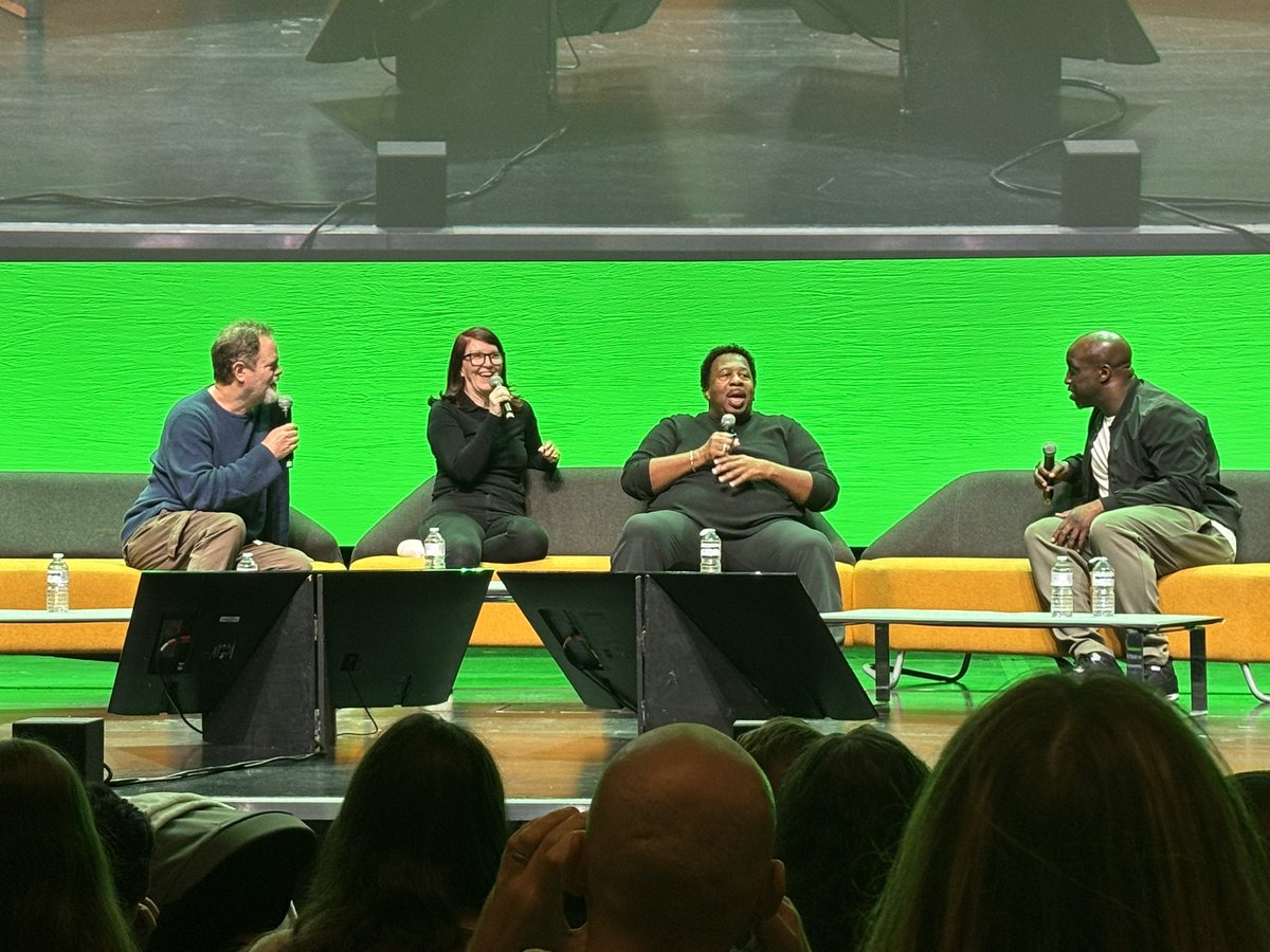 vixmcintyre's tweet image. Still buzzing from comic con in Liverpool. James McAvoy was breathtakingly beautiful, also a total sweetie, the US Office panel was hilarious and we finished the day with a starship troopers showing, with commentary by Casper Van Dien. What an amazing day.