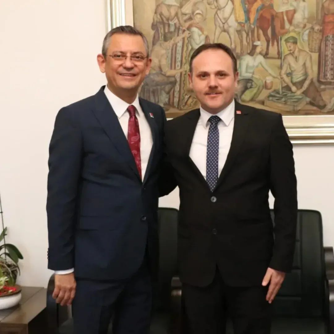 CCaliskancemal's tweet photo. Genel Başkanımız Sayın Özgür ÖZEL'e yapılan darp olayını kınıyorum.Hiçbir şiddet eylemi, girişimi ve her türlü baskı Genel Başkanımızı da, örgütümüzü de, bizi de yıldıramaz. YOLUN YOLUMUZDUR GENEL BAŞKANIM https://t.co/WZowyMYqwL