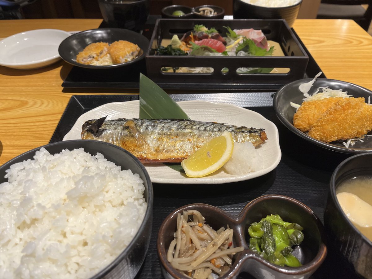 4日の夜、友人と10時までお喋り。
この時間になると、優待券で食事ができるお店は限られてきます。
吉野家は11月までの優待券を使い切ってるので、中野駅近くの魚星(チムニー)へ行きました。
大盛り無料と言われましたが普通盛りに😅
鯖の塩焼定食と刺身定食で2299円。
優待券2000円と299円の支払い☺️