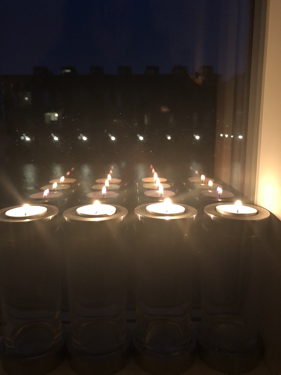 AltidFilmperle's tweet photo. Når uret bliver ret - bliver modstand en pligt 
Vi skal mindes med lys i vinduerne i aften og huske hinanden på, at det kan ske igen andre steder mod andre grupper af mennesker
Derfor må vi aldrig glemme

#4maj
#aldrigigen https://t.co/Q2pbPew5kF
