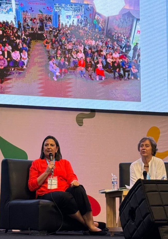 El popó habla de la salud ¡Y no es chiste! 🧵

Hoy en la #FILBo2025, la doctora Maria Dolores de la Puerta nos llevó a un viaje por los microhabitantes del intestino y, junto a la periodista <a href="/lisbethfog/">Lisbeth fog</a>, aprendimos que hablar de microbiota es hablar de bienestar, cuidado y salud.