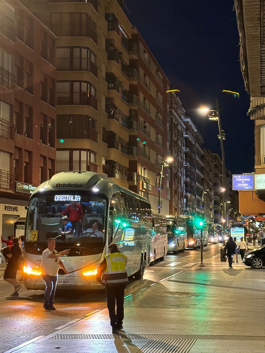 Llegan los autobuses al Óvalo. Hoy no se duerme en Lorca.