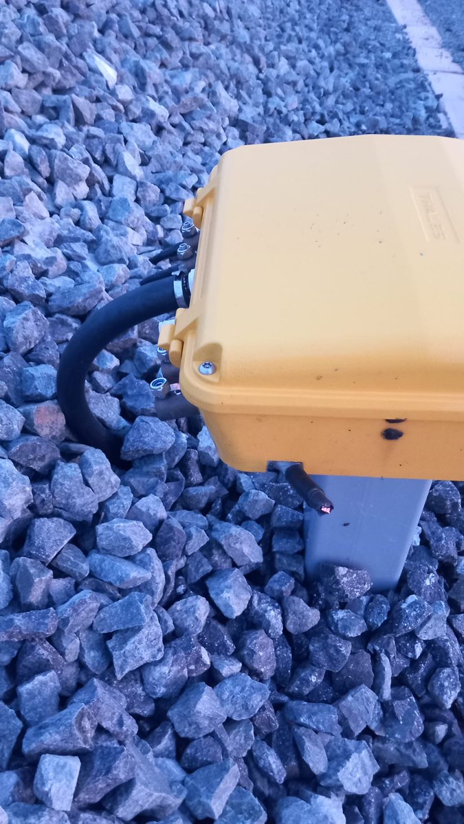 oscar_puente_'s tweet image. Hemos sufrido un acto de grave sabotaje en la línea de alta velocidad Madrid Sevilla. 4 robos de cable en puntos distintos en un radio de 10 km. Puntos Kilométricos 92-850, 93-600, 101-400 y 102-200. Son los sistemas de seguridad de la línea. La afectación a los trenes que aún…