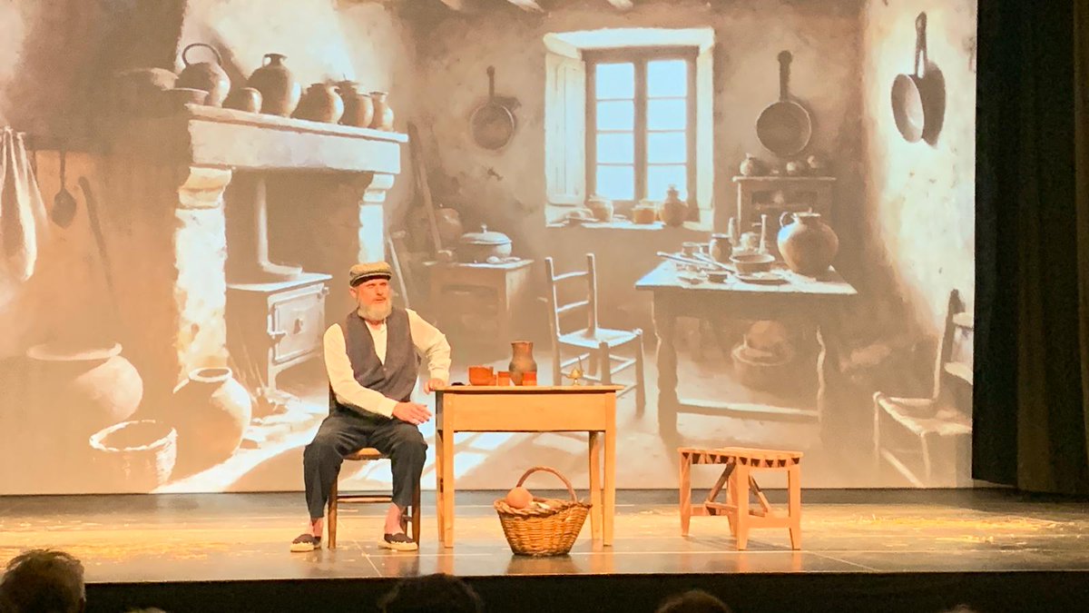 Pallerolstuit's tweet image. Aquesta tarda hem pogut gaudir de les representacions teatrals de 6 textos de Guimerà, Russiñol i Pitarra dins l'espectacle "Guimerà com a excusa".
 Un acte que continua formant part de la commemoració de l'any Guimerà (2024).
#santfeliudepallerols #teatre #Guimerà #cultura