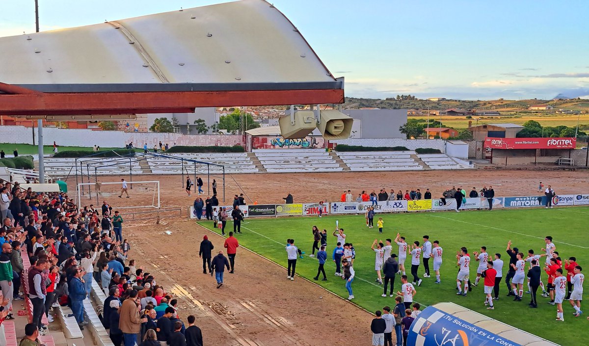 🌈⚽️🏆EL ARCOÍRIS ILUMINA EL ASCENSO DEL MIAJADAS CF
💪🏼Los jugadores, acompañados por unos 500 aficionados, han conseguido una victoria de 6-0 en la última jornada de liga frente al Santa Quiteria que les ha valido el ascenso directo a Primera División Extremeña de Fútbol.