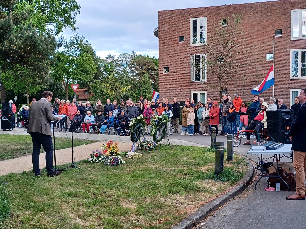 Wijkmanager DD e.o. (@wm_dendolder_eo) on Twitter photo Namens het gemeentebestuur hebben wethouders <a href="/AngeleWelting/">angele welting</a> en <a href="/WvDVVDZeist/">Walter van Dijk</a> zojuist een krans gelegd bij het monument van vergeten slachtoffers en in het centrum van Den Dolder #dodenherdenking2025 <a href="/gemeentezeist/">Gemeente Zeist</a>. Namens het gemeentebestuur hebben wethouders <a href="/AngeleWelting/">angele welting</a> en <a href="/WvDVVDZeist/">Walter van Dijk</a> zojuist een krans gelegd bij het monument van vergeten slachtoffers en in het centrum van Den Dolder #dodenherdenking2025 <a href="/gemeentezeist/">Gemeente Zeist</a>.