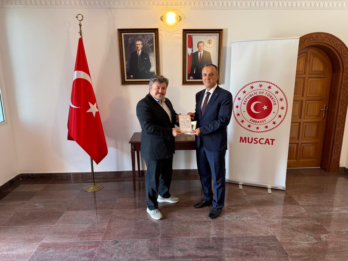 Türkiye Cumhuriyeti Maskat Büyükelçisi Prof. Dr. Muhammet Hekimoğlu’nu ziyaret ettim.

Ziyarette, vakfımızın Türkiye’de ve dünyada yürüttüğü insani yardım çalışmaları hakkında bilgilendirmede bulundum.

Nazik misafirperverlikleri ve hediye ettikleri “Osmanlı Umman İlişkileri”