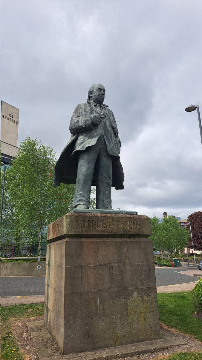 LongWeekenders's tweet image. Went to  holmfirth. Bought a book by @StuartMaconie called English Journey as walking aroubd England. Read book. V enjoyed. Got in to JB Priestley and ended up in Bradford on Saturday watching an Inspector Calls. Thanks Stuart!