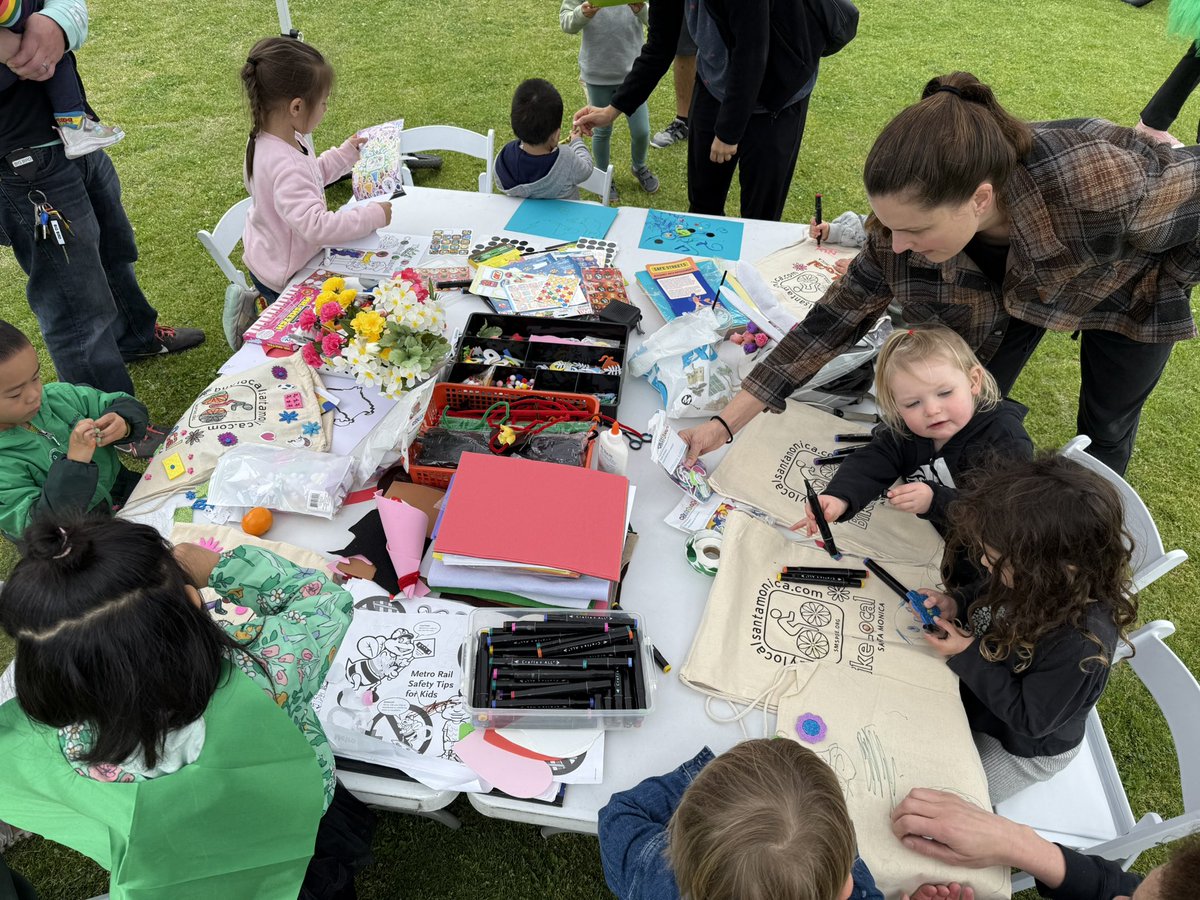 Airport2Park's tweet image. We are always up for a ride in the park! We are so proud to lend a hand with the annual #KidicalMass Family Bike Ride led by @SMSpoke and @santamonicacity  at Clover Park #SantaMonica  #GoSaMo #ParksForPeople #RideInAPark #RideABike #BikeLA #NationalRideABikeDay