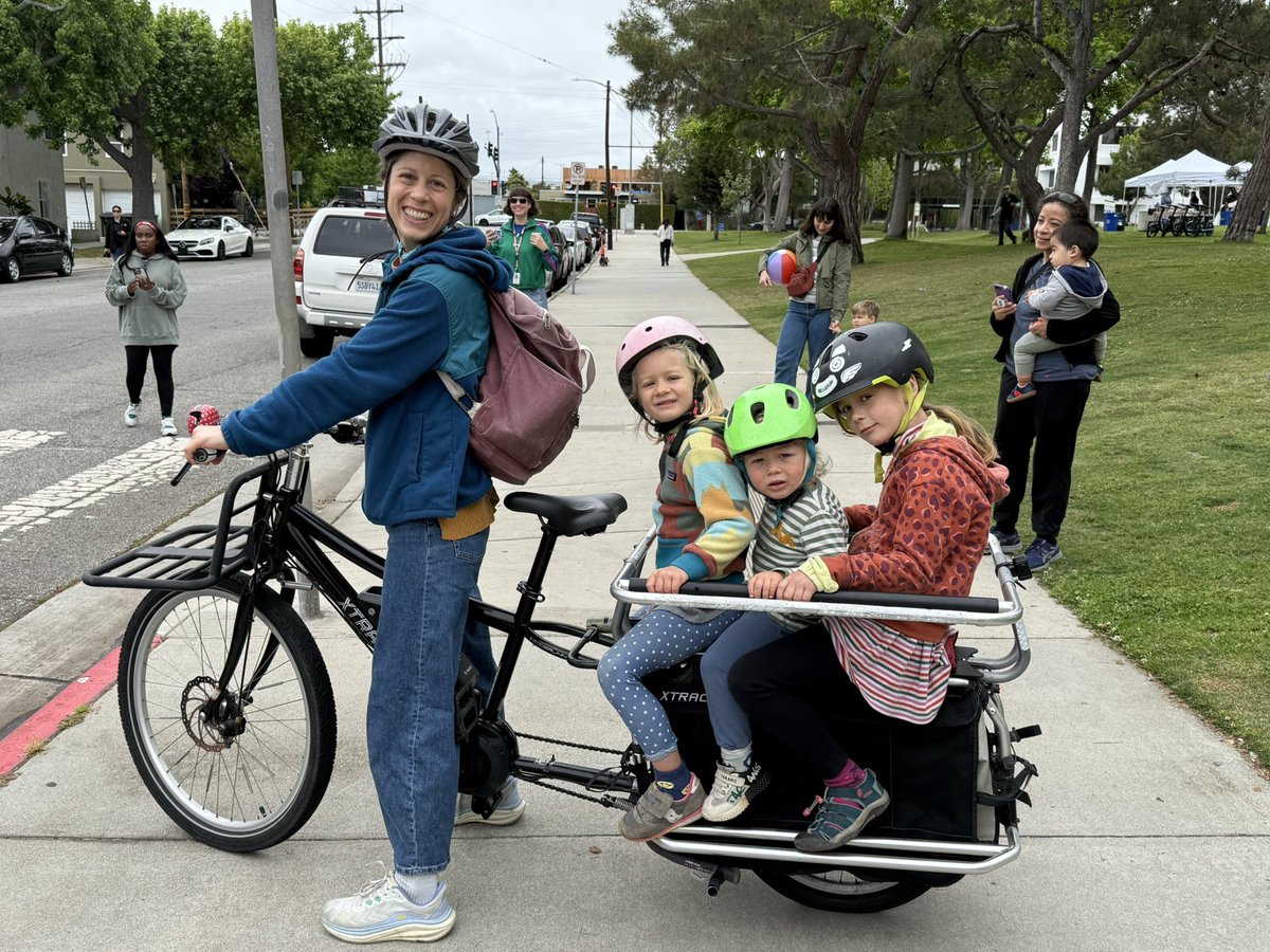 Airport2Park's tweet image. We are always up for a ride in the park! We are so proud to lend a hand with the annual #KidicalMass Family Bike Ride led by @SMSpoke and @santamonicacity  at Clover Park #SantaMonica  #GoSaMo #ParksForPeople #RideInAPark #RideABike #BikeLA #NationalRideABikeDay