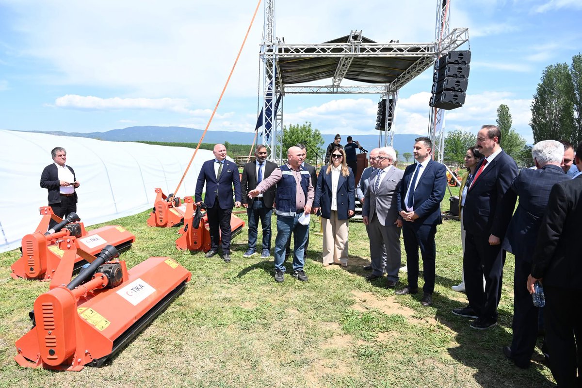 TİKA, ihtiyaç sahibi 140 çiftçi aileye, sera ve tarımsal ekipman teslim etti
TİKA Başkan Yardımcısı Çevik, Tarım projelerinin, 215’inin Balkanlarda hayata geçtiğini ve değerinin 10 Milyon Dolar olduğunu kaydederek, 28 projenin Makedonya’da gerçekleştiğini ifade etti.