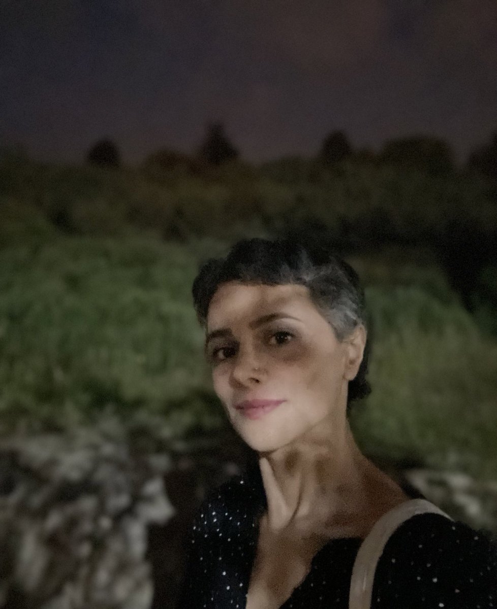 ندارد گردن تسلیم بیش از سایهٔ مویی
عبث بر ما تُنُک‌ کردند تیغ قاتل ما را
غبار احتیاج امواج دریا خشک می‌سازد
عیار کم مگیرید آبروی سایل ما را
#بیدل