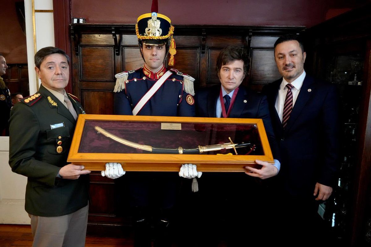 ElTrumpista's tweet photo. Los Granaderos incorporaron al Presidente Milei como miembro honorífico del Regimiento, y le regalaron una réplica del sable de San Martín. 🚬 🇦🇷 https://t.co/cISFvDF5PB