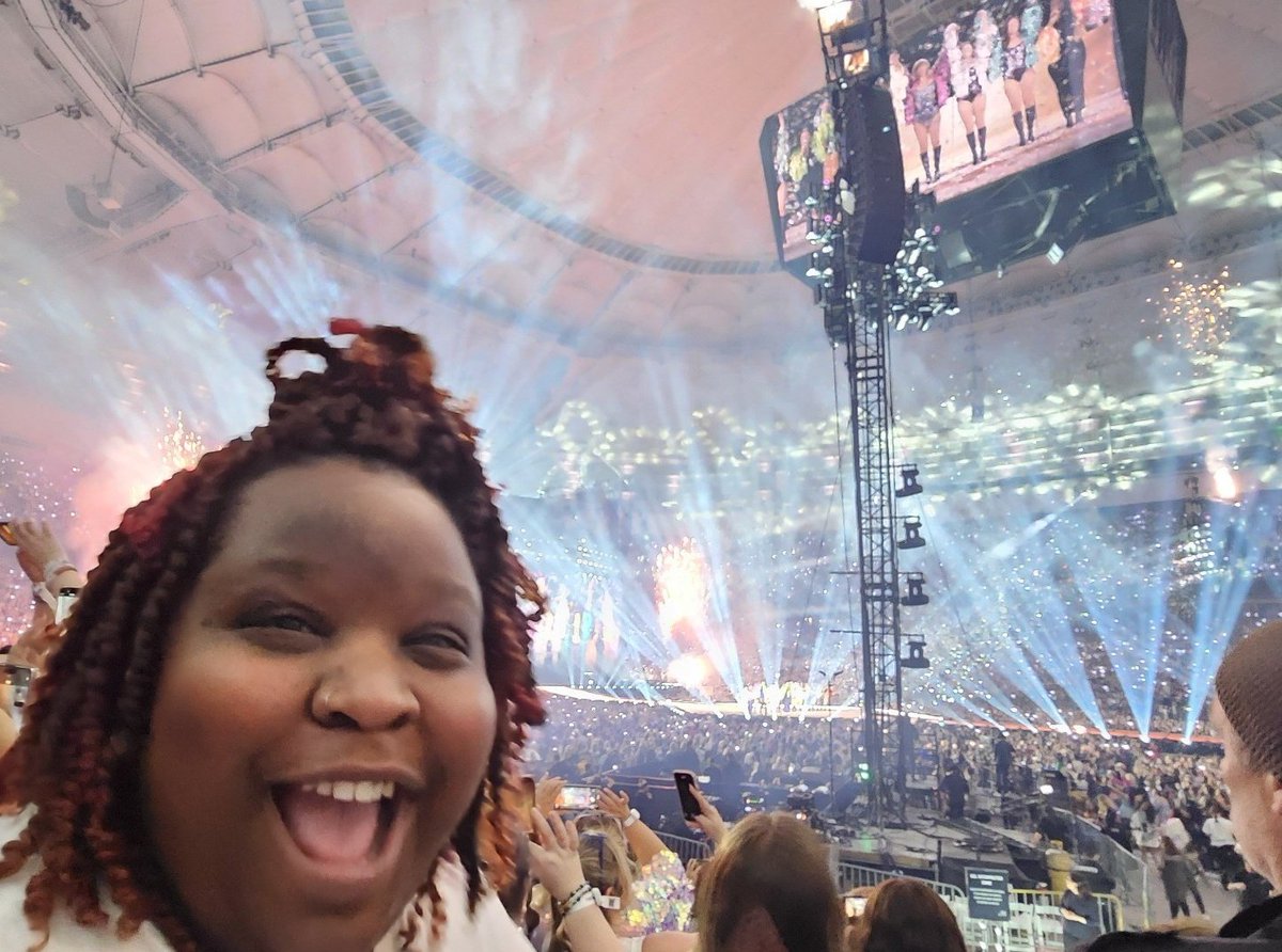 pnwswiftie_13's tweet image. Past me- I wanna tell you not to get lost in these petty things. 🥹
