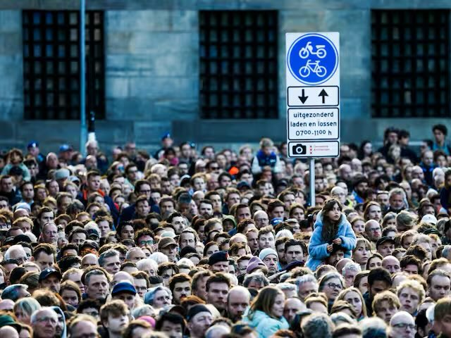 Prangende vraag, werden moslima’s met hoofddoek of moslimmannen met baard geweerd van de Dam vandaag? Ik zag er niet één tijdens de live registratie? Zelfs <a href="/overlistener/">Emine Uğur</a> liet verstek gaan, vreemd? Hebben moslims geen interesse in Nederlandse tradities?