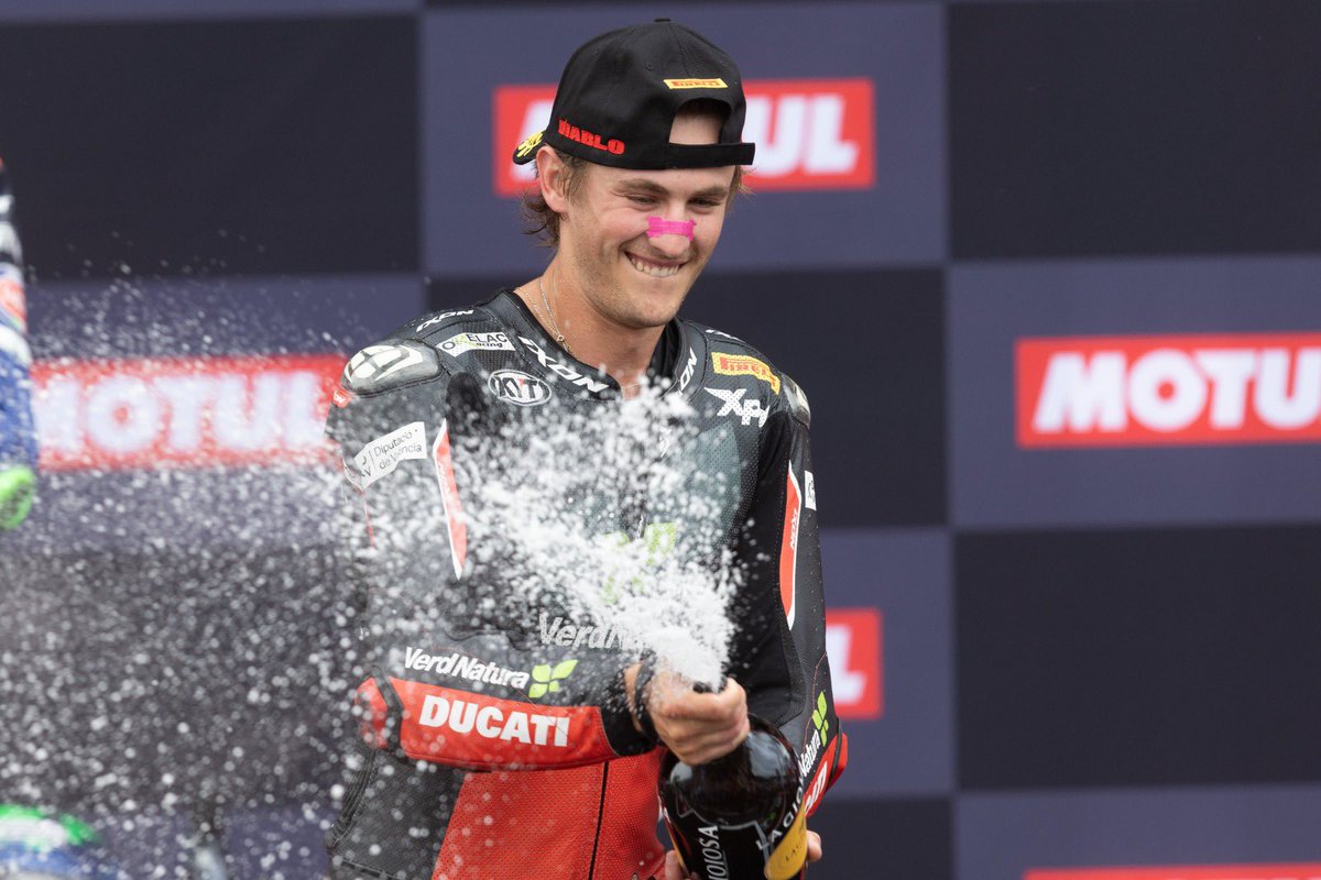 🥉 Podio para Jaume Masià en la Race 2 del Acerbis Italian Round, con Xavi Cardelús en la séptima posición. El valenciano lideró las 17 primeras vueltas y contabilizó la cuarta vuelta rápida. Fue superado a falta de tres vueltas para el final, acabando tercero.