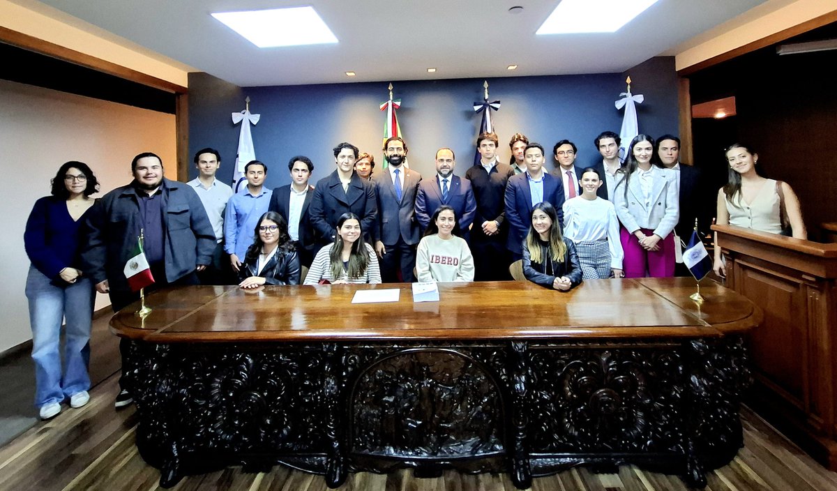 Jesús Coronado (@jesuscoronado13) on Twitter photo El 30 de abril en la cátedra #IberoINCAM tuvimos una sesión especial en la sede del colegio.
En la que <a href="/OCBARNEY/">OSCAR CRUZ BARNEY</a> ex presidente de <a href="/INCAM_Abogados/">Colegio de Abogados</a> egresado <a href="/IUS_Ibero_/">IUS Ibero</a> y profesor de <a href="/ibero_derecho/">#IberoDerecho</a> explicó la importancia de la "defensa de la defensa y secreto profesional" El 30 de abril en la cátedra #IberoINCAM tuvimos una sesión especial en la sede del colegio.
En la que <a href="/OCBARNEY/">OSCAR CRUZ BARNEY</a> ex presidente de <a href="/INCAM_Abogados/">Colegio de Abogados</a> egresado <a href="/IUS_Ibero_/">IUS Ibero</a> y profesor de <a href="/ibero_derecho/">#IberoDerecho</a> explicó la importancia de la "defensa de la defensa y secreto profesional"