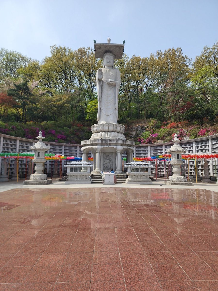 5.5 '부처님오신날' '봉축'드립니다.

'세상에 평안을 마음에 자비'를 불기2569(2025)년 부처님 오신날 봉축표어처럼 부처님의 지혜와 자비로 평안과 행복을 얻고 '국태민안' 을 이루어 부처님의 가피가 온누리에 퍼지기를 기원합니다.