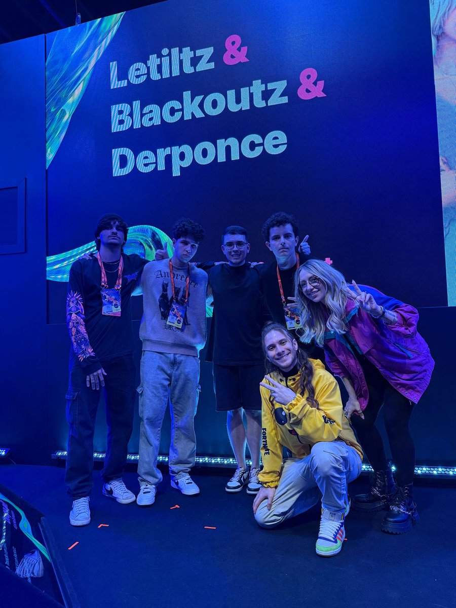 oReiss0's tweet image. +1 dia, foto com os mais fodas do brasil 

@blxckoutz @Derponce_ @letiltz 

@acidftn @SaintLukz