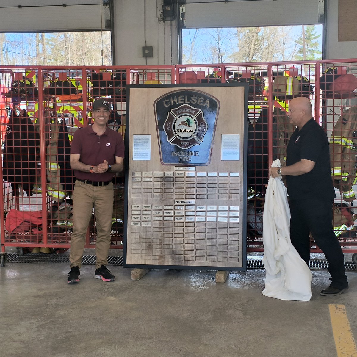 BaseballChelsea's tweet image. Dévoilement d'une plaque honorant les pompiers de @ChelseaQC dans le cadre du 150e anniversaire. Baseball Chelsea heureuse de participer à la fête.

Unveiling of a plaque honoring Chelsea firefighters as part of the 150th festivities. Baseball Chelsea honoured to be a part of it.