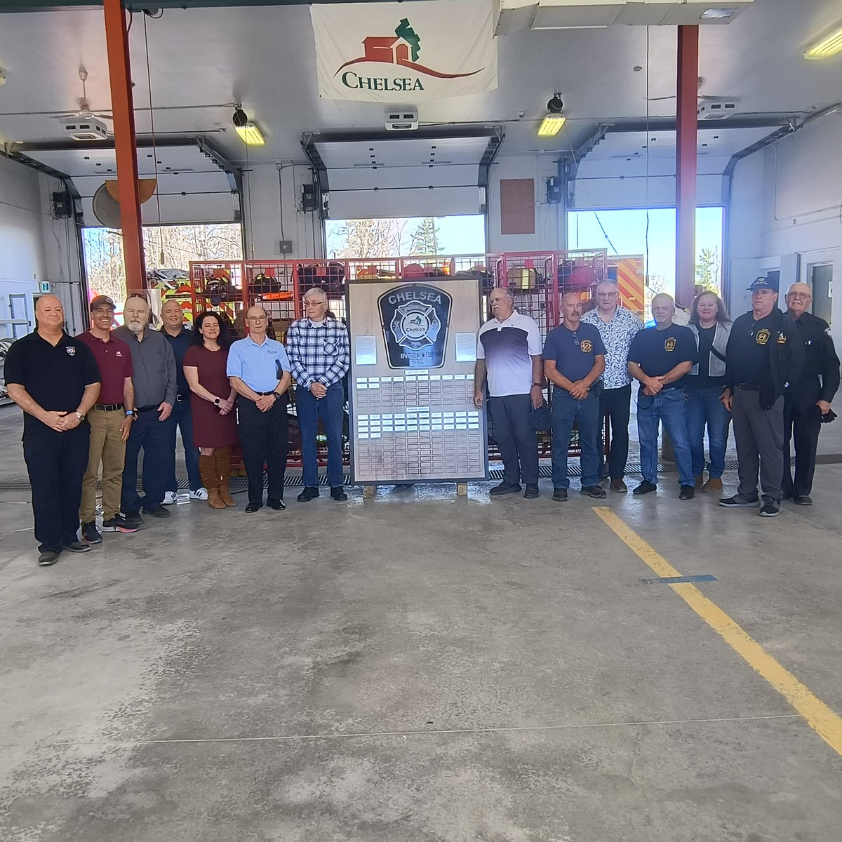 BaseballChelsea's tweet image. Dévoilement d'une plaque honorant les pompiers de @ChelseaQC dans le cadre du 150e anniversaire. Baseball Chelsea heureuse de participer à la fête.

Unveiling of a plaque honoring Chelsea firefighters as part of the 150th festivities. Baseball Chelsea honoured to be a part of it.