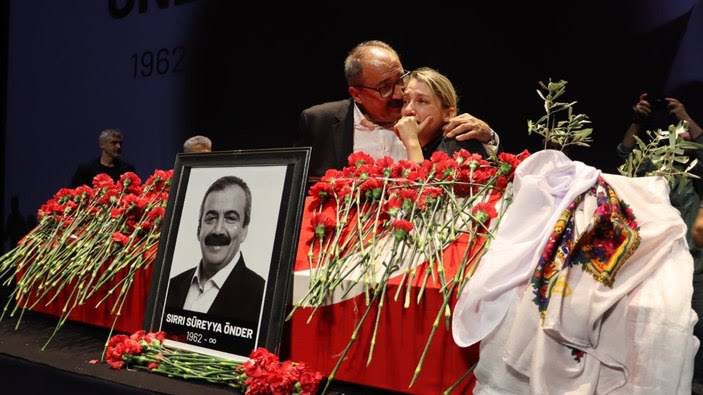 AbdullahZeydan's tweet photo. Hayatını eşitliğe, demokrasiye ve adalete adayan barış elçisini  on binlerle birlikte cennete uğurladık. 

Milyonların yüreğindeki acıyı dindirecek şey Sırrı Süreyya’nın  ömrünü adağı “ barışı “ topluma armağan etmektir. 

#SırrıSüreyyaÖnder https://t.co/C6ocAqlU26