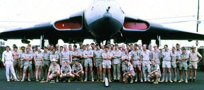 AvroVulcan617's tweet image. Black Buck 2 
43 years ago today Sqn/Ldr John Reeve and his crew got their chance to bomb Port Stanley, the Vulcan used as primary was again XM607
#twitterVforce