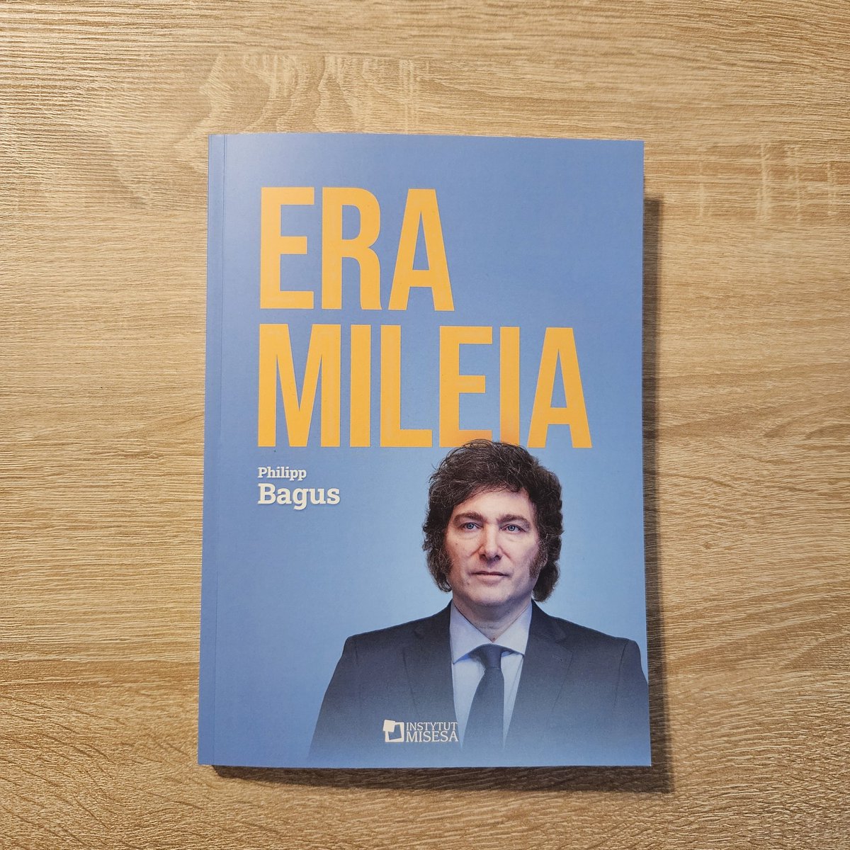 Jakub Andrzejewski (@andrzejewski_jk) on Twitter photo Nowa książka do kolekcji! 📚
"Era Mileia" autorstwa <a href="/PhilippBagus/">Philipp Bagus</a>, wydana przez <a href="/InstytutMisesa/">Instytut Misesa</a>.
Książka oczywiście dotyczy <a href="/JMilei/">Javier Milei</a>, czyli pierwszego prezydenta, który jest libertarianiem oraz zwolennikiem Austriackiej Szkoły Ekonomii ✅️
Zapowiada się ciekawie! 🇦🇷💪 Nowa książka do kolekcji! 📚
"Era Mileia" autorstwa <a href="/PhilippBagus/">Philipp Bagus</a>, wydana przez <a href="/InstytutMisesa/">Instytut Misesa</a>.
Książka oczywiście dotyczy <a href="/JMilei/">Javier Milei</a>, czyli pierwszego prezydenta, który jest libertarianiem oraz zwolennikiem Austriackiej Szkoły Ekonomii ✅️
Zapowiada się ciekawie! 🇦🇷💪