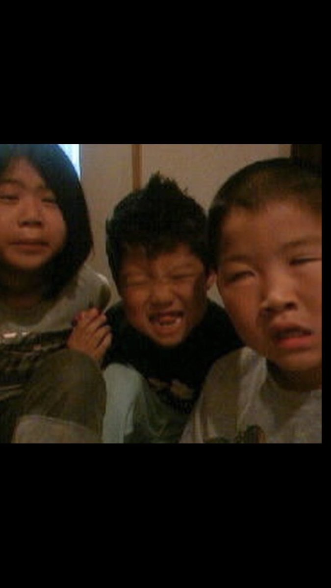 igusuke's tweet image. Happy Children's Day! 😎✨🎏

写真は15年前のうちの子たち

真ん中のモヒカン前髪ちょろ毛のチビと両脇の本気変顔の姉と兄
今となればナイスな写真でした👍

 #Spotifyこどもの日