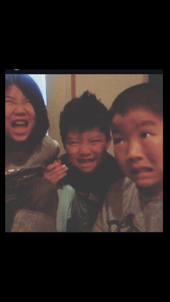 igusuke's tweet image. Happy Children's Day! 😎✨🎏

写真は15年前のうちの子たち

真ん中のモヒカン前髪ちょろ毛のチビと両脇の本気変顔の姉と兄
今となればナイスな写真でした👍

 #Spotifyこどもの日
