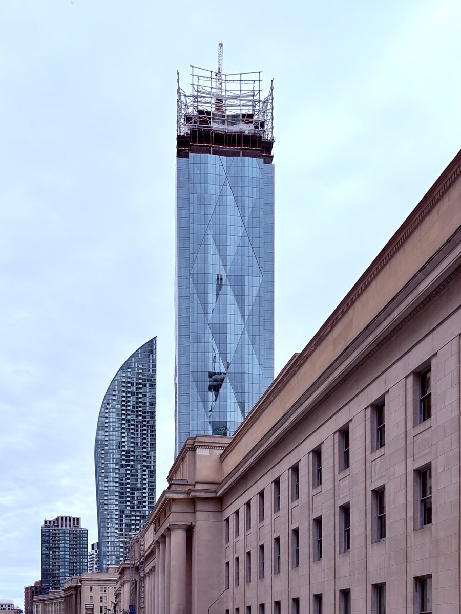 Construction is nearing completion at CIBC Square Phase 2 in Downtown Toronto 🏗️. Designed by architects WilkinsonEyre and Adamson Associates Architects, the 50 storey, 241 metre office tower is the final phase of the 3 million ft² development.