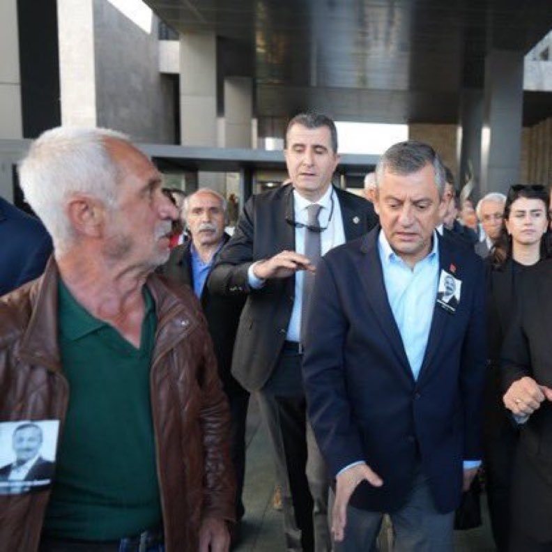 Özgür Özel'e saldıran kişinin;

*2 çocuğunu uykuda öldürmekten cinayet sabıkası var
*Aile içi şiddet ve cinsel tacizden de gözaltısı var
*Esrar satmaktan dosyası var
*Hırsızlık suçundan sabıkası var

Bu kişi halen nasıl dışarıda?