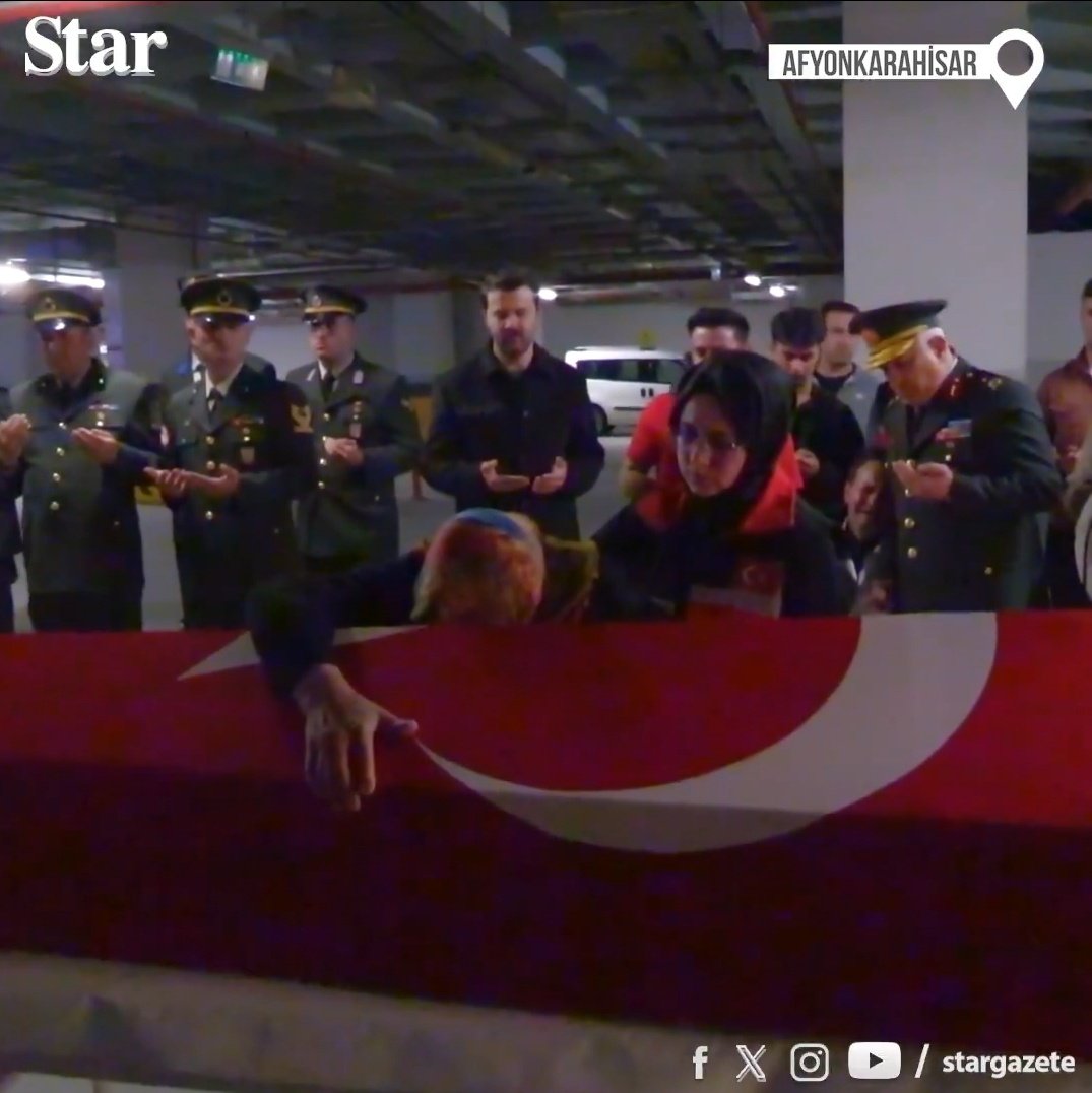 Tek kişi kalsak da senin yoluna işte böyle sarılacağız kardeşim.

Evvelce gidenlerin asil ruhları şad olsun!