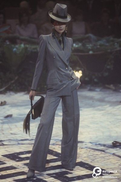 vogueandxcoffee's tweet image. Dior Fall 1997 Couture e Givenchy Fall 1998 Couture.