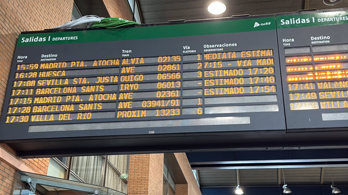 Lo que es gravísimo es que se enteren de esto un domingo a las 22 de la noche, que hayan montado NUEVOS viajeros, incluídos ancianos y niño, a las 18:20 en ese tren que tenía salida a las 17:15 de #Córdoba. Ya había trenes demorados y anunciando q el fallo era sólo en Sevilla.