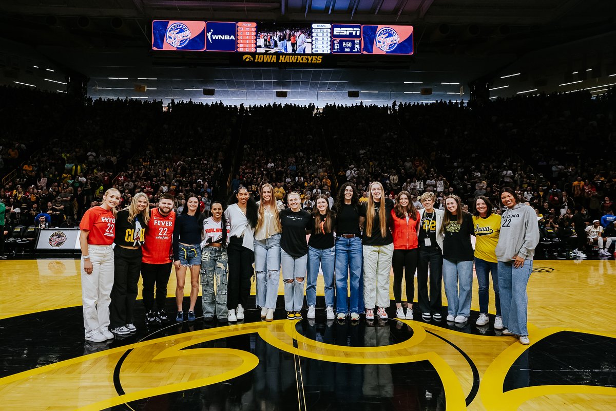 IowaWBB's tweet photo. The squad is here 💛

#Hawkeyes https://t.co/7t0HZPWKXU