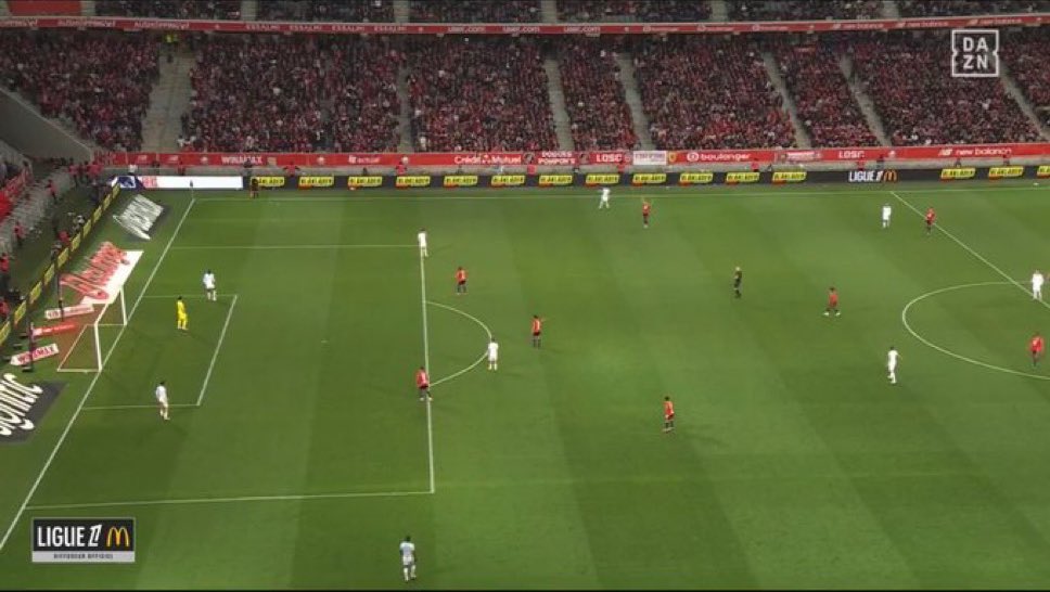 BeFootball (@_befootball) on Twitter photo 🚨 UNE ERREUR D’ARBITRAGE DÉTECTÉE LORS DE LOSC - OM ⁉️
Lors de la remise en jeu sur un six mètres de Kondogbia, sur l’égalisation lilloise, Fernandez-Pardo avait un pied dans la surface. Le but aurait dû être annulé et le six mètres rejoué. 🚨 UNE ERREUR D’ARBITRAGE DÉTECTÉE LORS DE LOSC - OM ⁉️
Lors de la remise en jeu sur un six mètres de Kondogbia, sur l’égalisation lilloise, Fernandez-Pardo avait un pied dans la surface. Le but aurait dû être annulé et le six mètres rejoué.