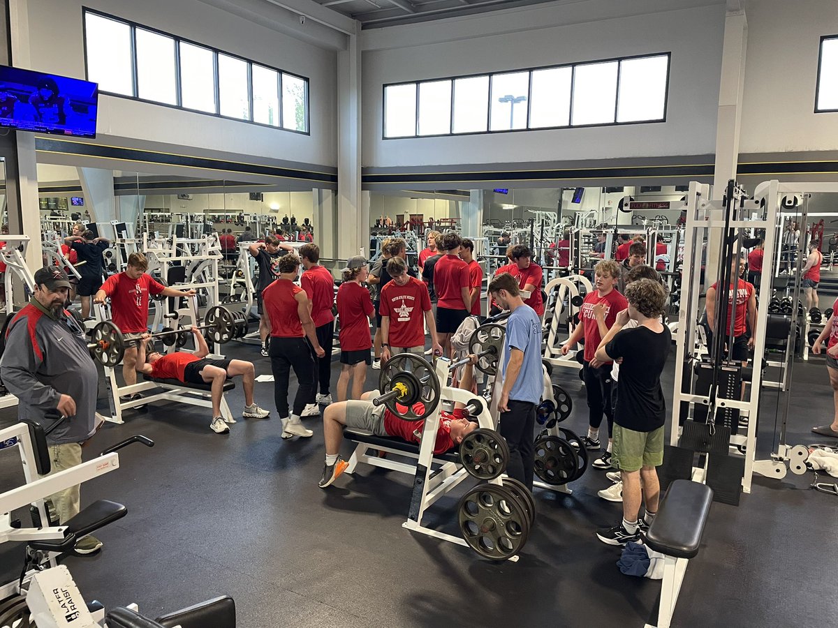 Great turnout &amp; fantastic effort by the players today for the Football team's Lift-a-thon at Titan Fitness in Morton. Way to go Hogs!!❤️🩶🏈💪🏼