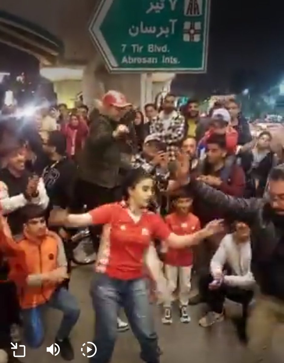 loder777's tweet image. یه اصلاح طلب منفعت طلب نگفت 
این شادی حق مردم ماست . 
یک اینفلونسر نگفت 
رقصه این جور میانه میدان ... 
اگر در تخت جمشید ، کنار زاینده رود ، بوشهر ، کوچه ، دربند مردم می رقصیدند واکنش چه بود 
رقص همه جا حلال تبریز حرام 

ملیون ها انسان را ندیدید یک پرچم را کشف کردید 
دشمن آنهایید