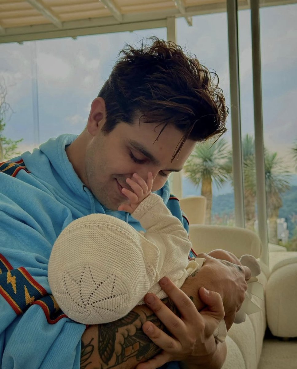 todo tanto que eu me expressar não vai ser o suficiente pra dizer o quanto que amo vc e sua família meu cantor 🥹😭❤️
VIVO VOCÊS DEMAIS