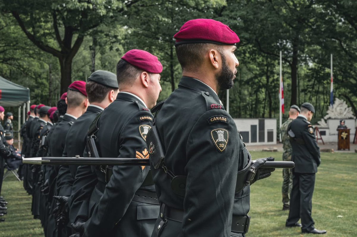 Vandaag herdenken we. We staan stil bij hen die zijn omgekomen tijdens oorlogs- en vredesoperaties. Tijdens de Tweede Wereldoorlog maar ook tijdens recentere conflicten zoals in Afghanistan. 

Op heel veel plaatsen in Nederland én in het buitenland verzamelden zich duizenden