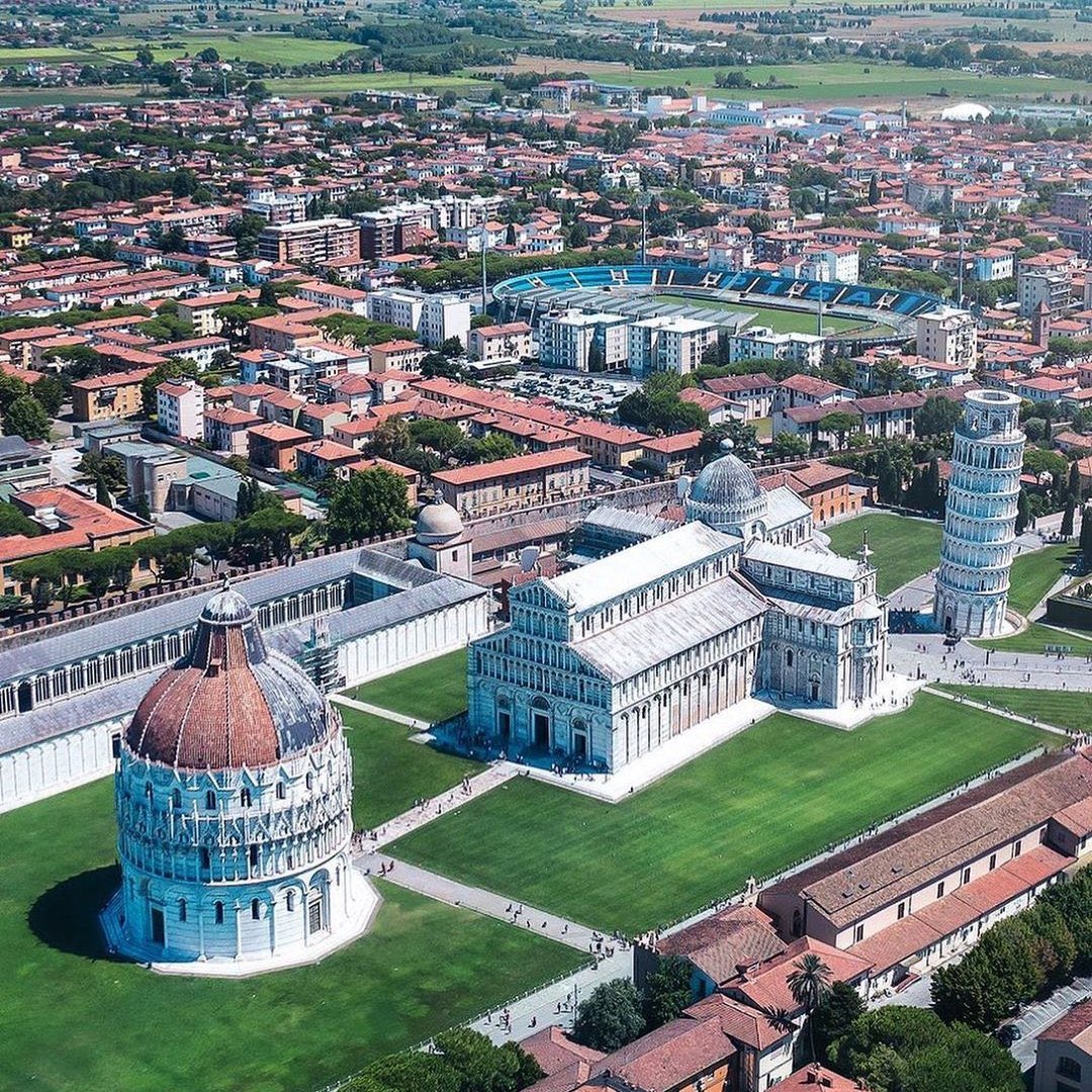 El Pisa ascendió a la Serie A de Italia tras 34 años. Su estadio queda a un paso de la Torre de Pisa, que se alcanza a ver desde la tribuna. Allí en la torre presentan a los refuerzos. Fútbol y arte. El paraíso.

[📸 Luca Cornago]